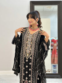 Roop-Sari-Ladies-Suit